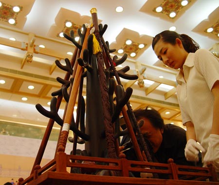 图文-中国捶丸复原艺术品观摩会仔细欣赏艺术品