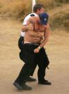 图文-英国高尔夫公开赛现裸奔警察抱住裸奔者