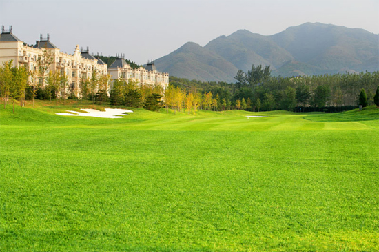 人济山庄高尔夫俱乐部位于风景优美的怀柔宽沟,占地1200亩,是一座18