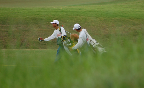 图文-TCL高尔夫精英赛首轮职业赛事成长中的球僮