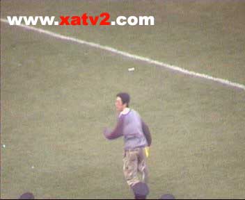 图文-西安球迷骚乱现场照片 球迷攻击裁判逃跑