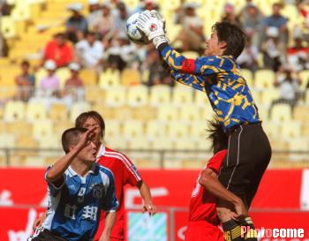 图文-[甲A]红塔1-0实德 区楚良在郝海东头上摘