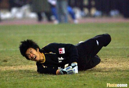 图文-天津2-0胜云南 区楚良奋勇扑救难挽败局_