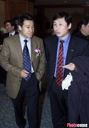 点击此处查看其它图片新浪体育讯 2003年12月30日,祁宏和新娘沈谦倩在