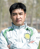 图文-北京现代2004赛季全新亮相 北京队教练魏克兴