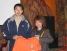 图文-武汉球员球迷大联欢队长李昊给球迷颁奖
