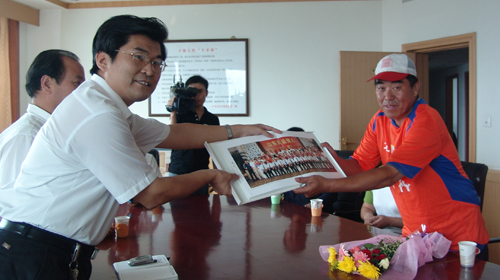 图文-老球迷单骑千里宣传山东足球 接受俱乐部