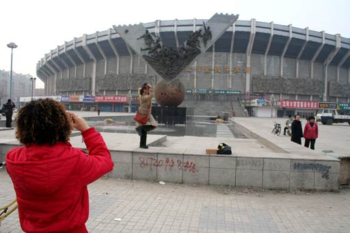 图文沈阳五里河体育场将爆破拆除市民留最后合影