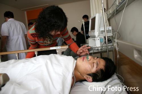 图文-蒿俊闵手术取出两寸长钢板 母亲安慰儿子