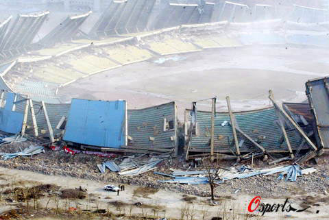 图文-五里河体育场正式爆破拆除昔日福地变成废墟