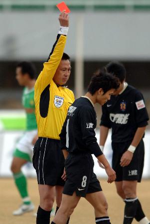 图文-[中超]北京国安1-1深圳上清饮 黎斐被红牌罚下