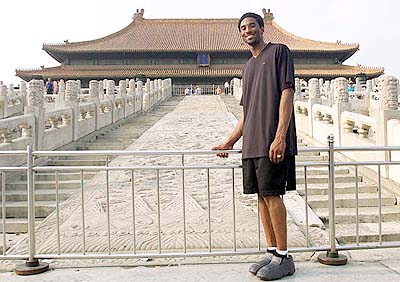 图文-科比访问紫禁城 摆拍姿势不及扣篮姿势自