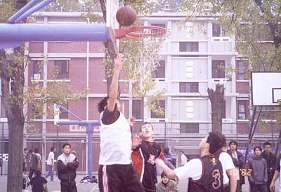 图文-TBBA全国大学生三人篮球联赛 老外也