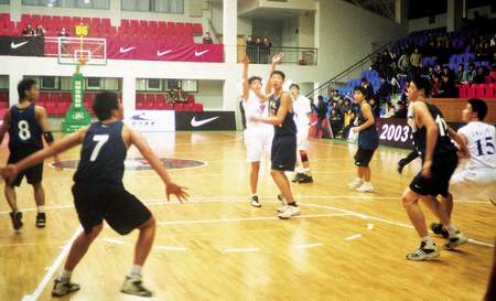 图文-上海赛区篮球联赛同时开赛 队员三分线外