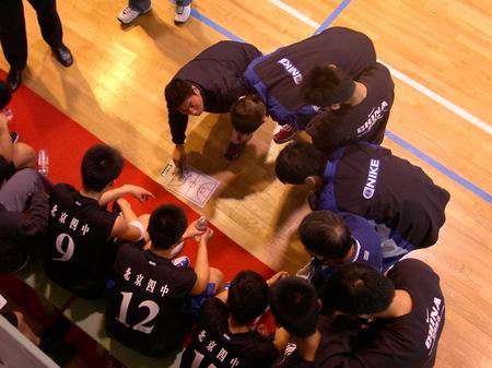 图文-NIKE高中篮球北京区掀高潮 四中教练现场
