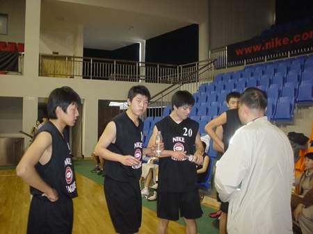 图文-NIKE篮球上海赛区五爱头名 队员听教练布
