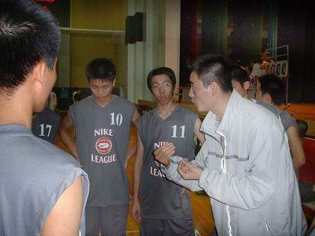 图文-nike篮球广州赛区比赛 教练为球队布置战