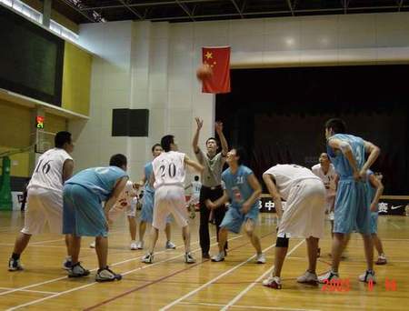 图文-NIKE篮球广州区半决赛 双方队员进行开场