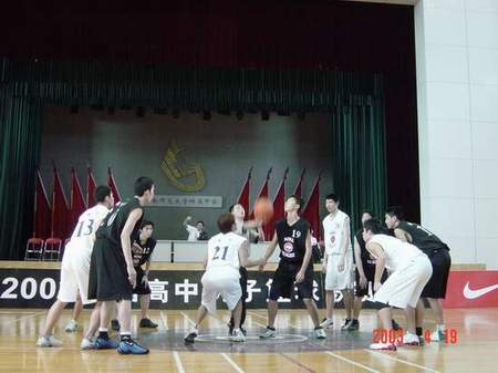 图文-NIKE高中篮球广州赛区决赛 双方队员赛前
