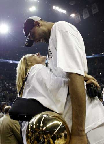 图文-码刺夺得2003年NBA总冠军 邓肯妻籽热拥