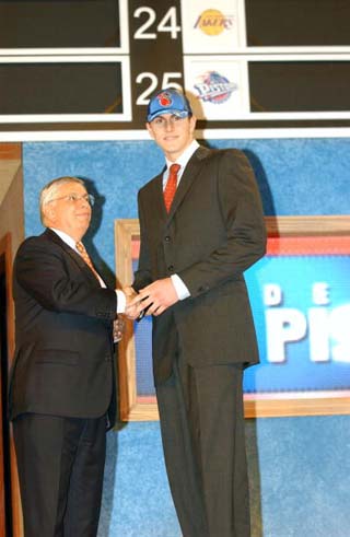 图文-塞黑小子米利西奇成为2003年NBA选秀榜
