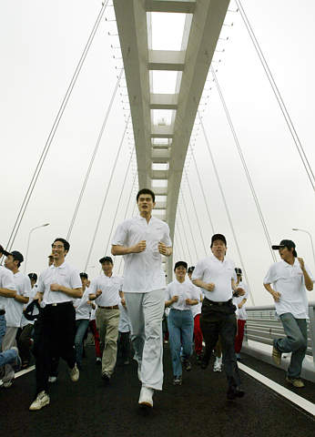 图文-姚明跨上卢浦大桥 与众人大步流星奔向彼