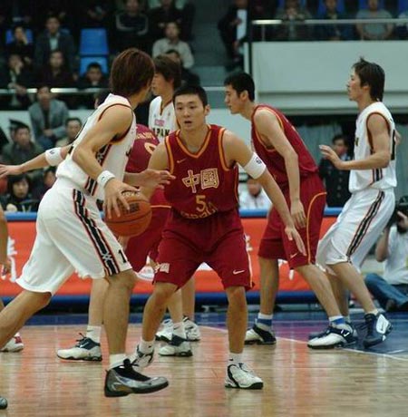 图文--男篮亚锦赛中国vs日本 中国联防应对日本