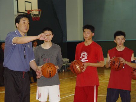 由国内众多cba教练,并定期聘请nba知名篮球教