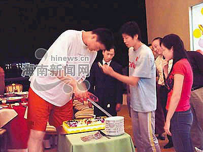 2004年:女友相伴三亚度假 姚明这个生日最甜蜜