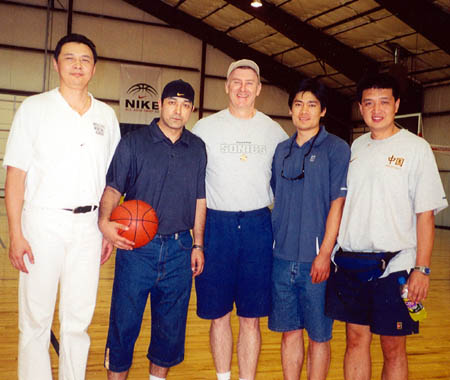 资料图片-男篮教练阿的江、闵鹿蕾赴美国篮球