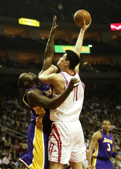 图文nba火箭四战湖人姚明高高在上鲨鱼摸不着