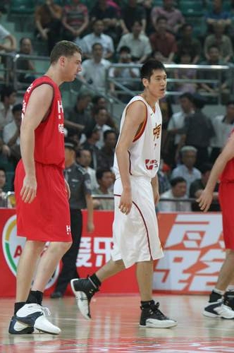 图文-哈里斯督战中国男篮再输球 李可无力回天