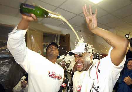 图文-活塞4-1胜湖人重获NBA总冠军 香槟庆祝