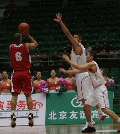 图文-男篮四国赛中国VS加拿大 大巴刘炜并肩防