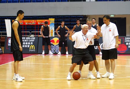 今天的训练由在美国执教多年的nba篮球教练迪克-轩姆和迪安-库珀主