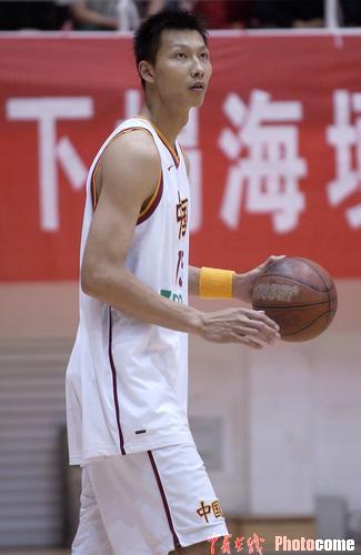 图文-中国青年男篮热身告负易建联思考进攻路线(图)
