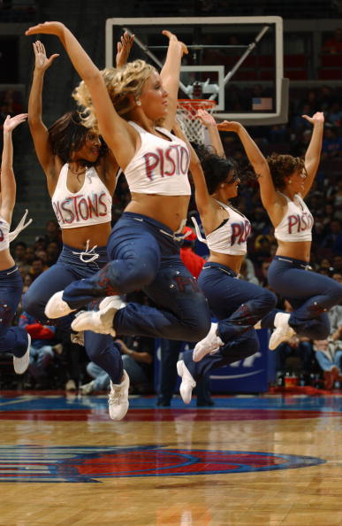 图文-NBA篮球宝贝热舞啦啦队 活塞队的活力无