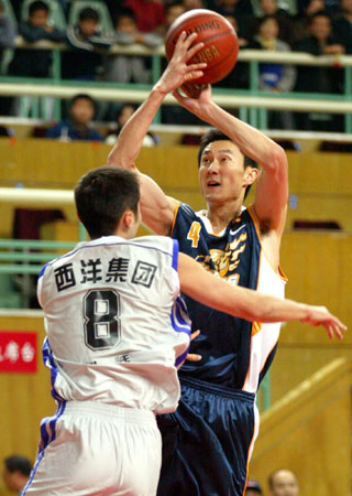 图文-[CBA]上海95-116广东 国手杜峰强攻篮下