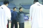 图文-中国队备战中韩男篮对抗赛老蒋训话人人都得低头