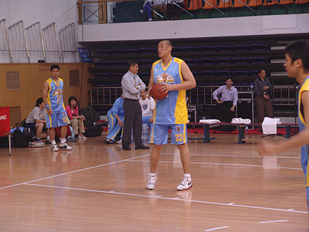 图文-海峡杯篮球邀请赛 单涛与新队友寻找默契