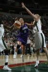 图文-WNBA季前赛君主险胜风暴布彻上篮