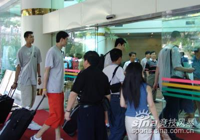 图文-中国男篮国家队抵达遵义 男篮队员进驻宾