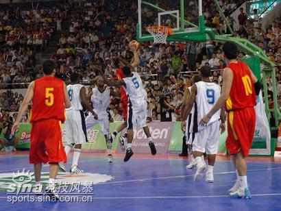 图文-中国男篮热身赛再胜美国明星莫科篮下强攻
