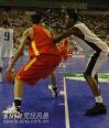 图文-中国男篮热身赛再胜美国明星李楠背身接球