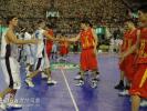 图文-中国男篮热身赛再胜美国明星赛前双方握手