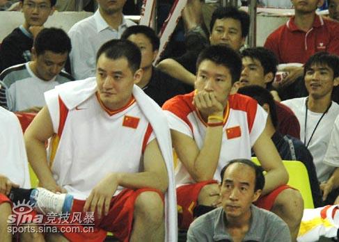 图文-中国男篮热身再胜美国明星孙悦焦健坐板凳
