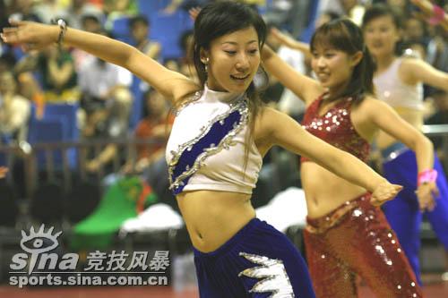 图文-哈尔滨篮球宝贝为中国男篮加油舞动性感