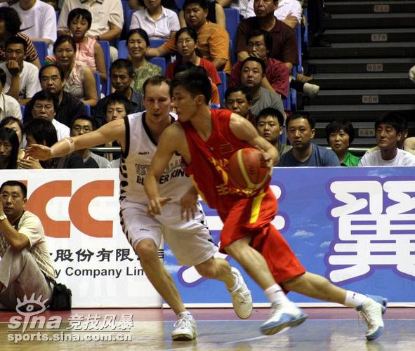 图文-[四国赛]中国男篮69-90新西兰张劲松带球