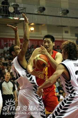 图文-[四国赛]中国男篮69-90新西兰唐正东身陷重围