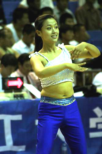 图文-哈尔滨宝贝热舞为中国男篮助威性感迷人